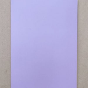 Puede incluir: Una hoja de papel lisa de color lila claro.