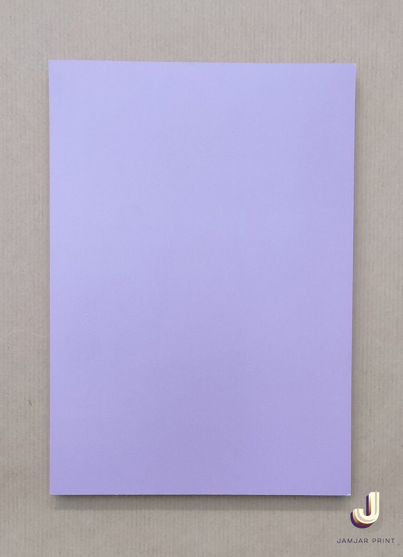 Puede incluir: Una hoja de papel lisa de color lila claro.