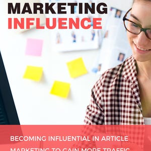 Puede incluir: Una mujer trabajando en un escritorio con una computadora, notas adhesivas y una revista. El texto en la pantalla dice "Article Marketing Influence: Convertirse en influyente en el marketing de artículos para obtener más tráfico."