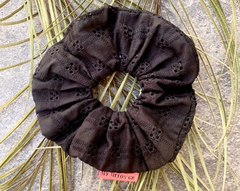 Brondie-Handmade Broderie Flower Scrunchie - Algodón de alta calidad - Hecho en Grecia-Black Scrunchie- Algodón con flores-Tamaño grande
