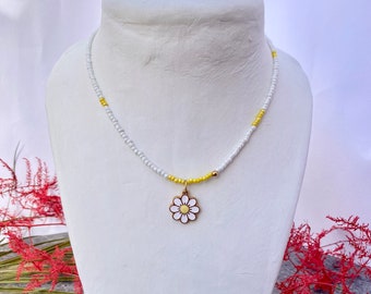 Handmade Beaded Necklace with daisy pendant. Margherita pendant- daisy necklace- spring summer beaded necklace-daisy beaded necklace