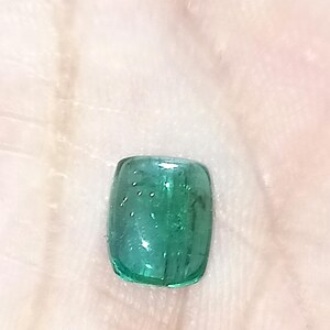 100% natürliches Smaragd sambisches glattes Cabochon. Kissen Form Edelstein. Transparente Smaragd Edelsteine für die Herstellung von Schmuck.