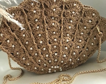 Borsa a tracolla in rafia all'uncinetto con conchiglie di ostriche