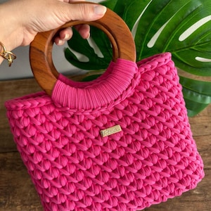 Handgemachte Häkeltasche in leuchtendem Hot Pink mit runden Holzgriffen – Stilvolle und einzigartige Handwerkertasche für den Alltag oder besondere Anlässe