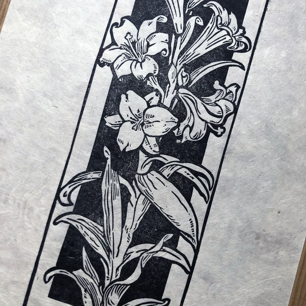 Linogravure de fleurs imprimée en noir sur papier Lokta format A4. Estampe originale végétale.