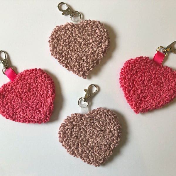 porte clés en punch needle. Décoration de sac. Coeur romantique