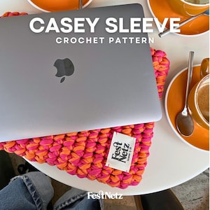 CASEY SLEEVE Laptop, iPad en Kindle Sleeve haakpatroon, T-shirtgaren, Engels PDF-document Festnetz-tassen afbeelding 1