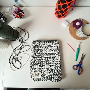 CASEY SLEEVE Laptop, iPad and Kindle Sleeve Crochet Pattern, Tshirt Yarn, English PDF Document Festnetz Bags image 6
