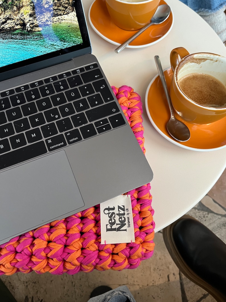 CASEY SLEEVE Laptop, iPad and Kindle Sleeve Crochet Pattern, Tshirt Yarn, English PDF Document Festnetz Bags image 10