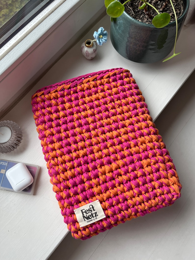 CASEY SLEEVE Laptop, iPad and Kindle Sleeve Crochet Pattern, Tshirt Yarn, English PDF Document Festnetz Bags image 3