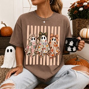 Simpatico trio di fantasmi di Halloween PNG, fantasmi patchwork floreali per sublimazione, download digitale Coquette, maglietta boutique alla moda PNG, maglietta per la stagione spettrale