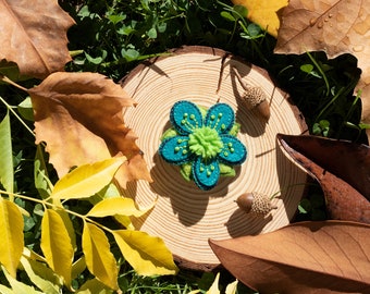 Broche Flor. Broche de Fieltro Bordado. Broche hecho a mano. Centro esponjoso. Broche Verde con Abalorios.