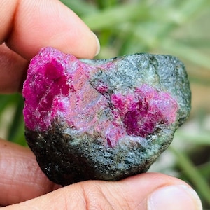 Rough Ruby Zoisite Crystal: Natural Tanzania Gemstone (352 ct)