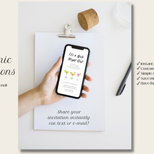 Puede incluir: Un tel&eacute;fono inteligente que muestra una invitaci&oacute;n digital para una "Noche de chicas". La invitaci&oacute;n presenta una ilustraci&oacute;n de acuarela de tres c&oacute;cteles. El texto en la pantalla dice "It's a Girls Night Out".