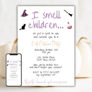 Könnte beinhalten: Lila und weiße Halloween-Partyeinladung mit einer schwarzen Katze, einem Hexenhut und einem Kessel. Der Text lautet "I smell children... we put a spell on you and summon you to a Kids Costume Party".