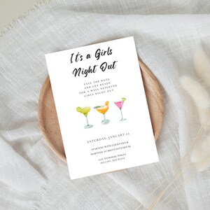 Puede incluir: Una tarjeta blanca con texto negro que dice "It's a Girls Night Out" e incluye un gr&aacute;fico de tres c&oacute;cteles. El texto tambi&eacute;n incluye la fecha "S&aacute;bado, 21 de enero" y la hora y el lugar del evento.
