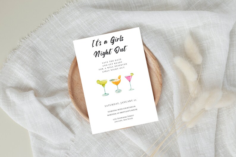 Puede incluir: Una tarjeta blanca con texto negro que dice "It's a Girls Night Out" e incluye un gr&aacute;fico de tres c&oacute;cteles. El texto tambi&eacute;n incluye la fecha "S&aacute;bado, 21 de enero" y la hora y el lugar del evento.