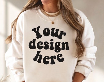 Gildan 18000 White Mockup - Mockup de moletom grande - Gildan 18000 branco Mockup Modelo de mulher real para POD, Boho Aesthetic Lifestyle