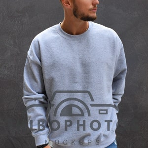 Gildan 18000 mockup sport szary | Makieta bluzy | Sprawdź nasz najlepszy wybór makiet modeli | Męski model ściany cementowej