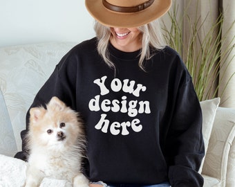 Hundmamma-tröja mockup, Gildan 18000-mockup med hund, kvinnlig modell mockup, svart rund hals mockup, svart tröja mockup, boho sweatshirt mockup
