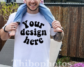 Papa T-Shirt Mockup mit Kind Mockup, lustiger Daddy & Me Mockup, Gildan 64000 Mockup Männer Shirt Mockup, tätowierter Mann Modell Mockup, Vatertag