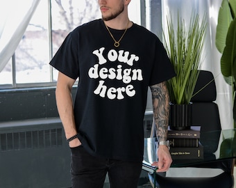 Gildan 5000 Herren schwarzes T-Shirt Mockup, Tätowiertes Modell Mockup, schwarz 5000, Herrenhemd Mockup, schwarzes Tshirt Mockup für Männer, ästhetisches Mockup