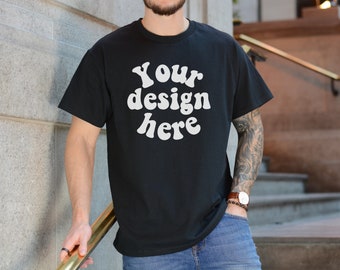 Maqueta de camiseta negra para hombre Gildan 5000, Maqueta de modelo tatuado, Maqueta de camisa para hombre, Maqueta de camiseta negra para hombre, Maqueta estética