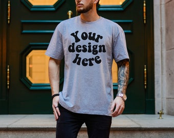 Gildan 64000 mockup sport grigio, T-shirt da uomo Mockup, Modello tatuato Mockup, Sport grigio 64000, Camicia da uomo Mockup, Mockup estetico