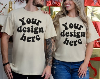 Gildan 5000 Sand Paar T-Shirt Mockup Weihnachten, Gildan 5000 Mockup Mann Frau, Passendes Gildan 5000 Mock Up, Weihnachts T-Shirt Paar