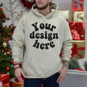 Boże Narodzenie Gildan 18500 piasek mockup mężczyźni, Makieta bluzy z kapturem męska, Makiety bluz męskich, Makieta bluzy z kapturem, Piasek, Sprawdź nasz cały pakiet sklepowy