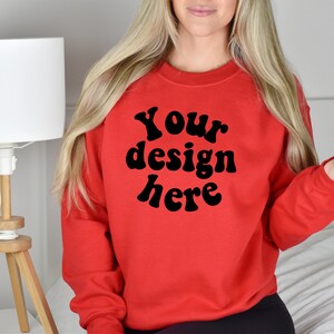Gildan 18000 mockup czerwony, Makieta bluzy, Makieta modelu, Sprawdź nasz najlepszy wybór makiet modeli sypialni, Makieta bluzy z okrągłym dekoltem