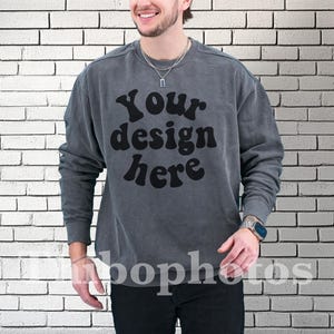 Comfort Colors 1566 Pepper Man Model Lifestyle Trendy Estetyczny Prawdziwy mężczyzna, Bluza z kapturem dla taty Mockup, Sprawdź nasz cały pakiet makiet sklepowych
