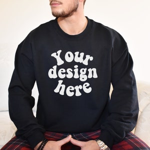 Gildan 18000 mockup | Makieta bluzy męskiej | Sprawdź nasz najlepszy wybór męskich modeli lifestyle makiet - czarna makieta bluzy z okrągłym dekoltem