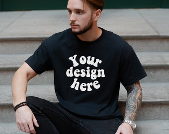 Gildan 5000 Herren schwarzes T-Shirt Mockup, Tätowiertes Modell Mockup, schwarz 5000, Herrenhemd Mockup, schwarzes Tshirt Mockup für Männer, ästhetisches Mockup
