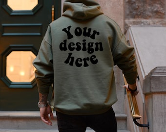 Verde militare Gildan 18500 mockup indietro, Men Hoodie Mockup, 18500 outdoor mockup, modello da uomo, mockup con cappuccio alla moda Lifestyle mens mock