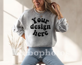 Gildan 18000 Ash Mockup - Mockup felpa oversize - Ash Gildan 18000 Mockup - Mockup modello POD - Modello donna reale