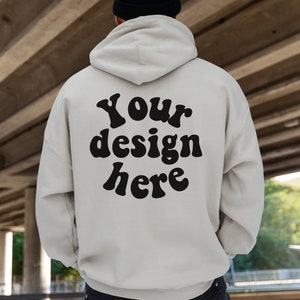 Sand Hoodie Mockup, Rückseite von Gildan 18500 Mockup, Rückseite Hoodie Mockup, Herren Hoodie Mockup, 18500 Outdoor Mockup, Männer Modell Mockup