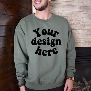 Gildan 18000 Sweatshirt Mockup - Military Green Gildan Mockup - Sprawdź naszą najlepszą sekcję Gildan Mockups Męska bluza modelowa Mockup
