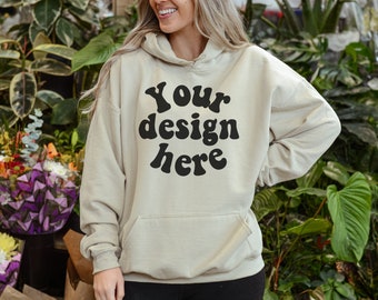 Gildan 18500 mockup zand, Front Hoodie Mockups, zand 18500 mock, Botanische mockup, Zand hoodie mockup, Sweater lifestyle mockup met planten