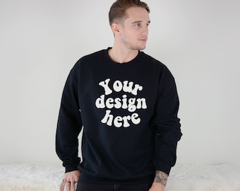 Zwart sweatshirt mockup, Gildan 18000 mockup, Heren 18000 mockup, Crewneck mock up, Mannelijk model mock up, 18000 mannen mockup, Heren Gildan mockup