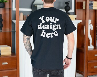 Maqueta de espalda Gildan 5000 Maqueta de camiseta negra para hombre, Maqueta de modelo tatuado, Maqueta de camisa para hombre, Maqueta de camiseta negra para hombres, Maqueta estética