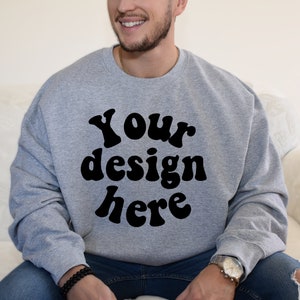 Gildan 18000 mockup sport szary | Mockup bluzy | Sprawdź nasz najlepszy wybór makiet modeli męskich | Sport szary Gildan mockup
