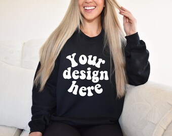 Gildan 18000 mockup Zwart sweatshirt mockup Model met ronde hals Gildan Mockup Trui Mockup 18000 mockup
