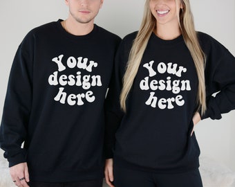 Paar Gildan 18000 mockup, Matching Sweatshirt mock up, Duo 18000 mockup, Mannen en vrouwen Gildan mockup, Zwart & Zwart Gildan mockup