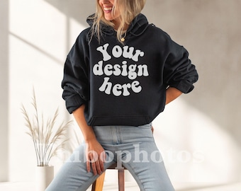 Gildan 18500 Schwarz Mockup - Vorderseite Hoodie Frau Modell Mockup, G18500 Sweatshirt Mockup, Kapuzen Sweatshirt Mockup, Boho Style Ästhetik