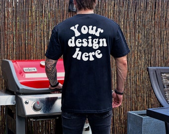 Indietro Gildan 64000 mockup t-shirt da uomo Mockup, modello tatuato Mockup, nero 64000, camicia da uomo Mockup, maglietta nera Mockup da uomo, Outdoor