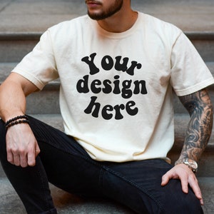 Comfort kleuren mockup ivoor T-shirt mannen model mock-up Tee heren mockup, getatoeëerd model mockup, esthetische mockup, CC ivoor mockup C1717 mockup