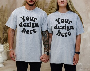 Gildan 5000 Sport grau Paar T-Shirt Mockup, Herren Mockup Sport grau, Gildan 5000 Mockup, Paar Mockup graues Shirt Paar Mockup Gildan 5000