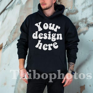 Gildan 18500 Hoodie Mockup - Männliches Model Mockup, Herren Hoodie - Echtes Modell Mockup, 18500 Sweatshirt Mockup, Lifestyle Mockup, Vorderansicht