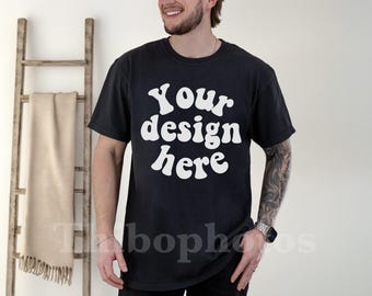Comfort Colors 1717 Svart T-shirt Mockup, Riktig Mansmodell Mockup, Herr C1717 Mockup, Livsstil Mockup